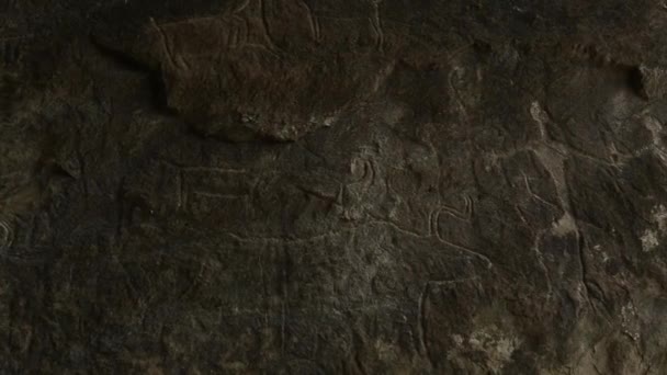 Petrógrafos históricos. Esculturas datadas de 10 000 a.C. em Gobustan, Azerbaijão — Vídeo de Stock