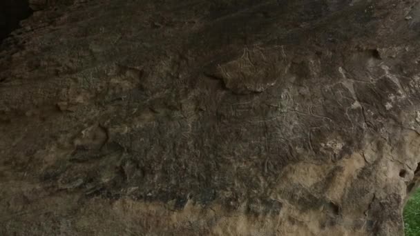 Історичні petrographs. Різьбою, спорудженому 10 000 до нашої ери в Гобустан, Азербайджан — стокове відео