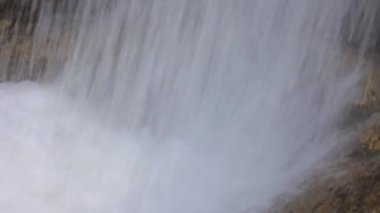 Doğada doğal güzellik. güzel şelale uçurumun üzerinden Laza, Quba, Azerbaycan basamaklandırır.