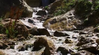 Doğada doğal güzellik. güzel şelale uçurumun üzerinden Laza, Quba, Azerbaycan basamaklandırır.