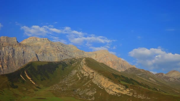 Montañas y valles lapso de tiempo de nubes blancas hinchadas, cielos azules y sombras de nubes sobre árboles amarillos de otoño en el . — Vídeos de Stock