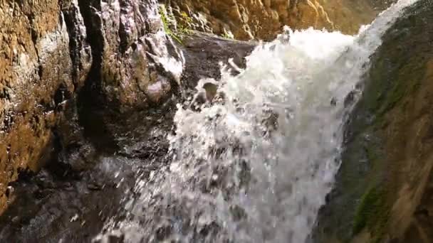 在大自然的自然美。美丽的瀑布和小瀑布从悬崖上 Laza，Guba，阿塞拜疆. — 图库视频影像