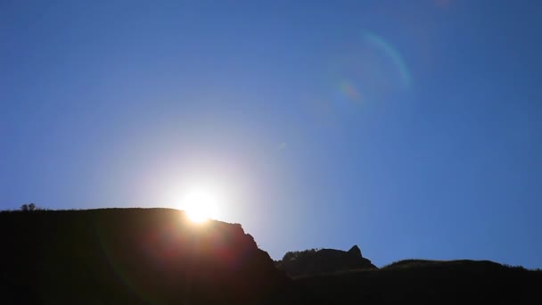 Время захода солнца или восхода солнца над горой — стоковое видео