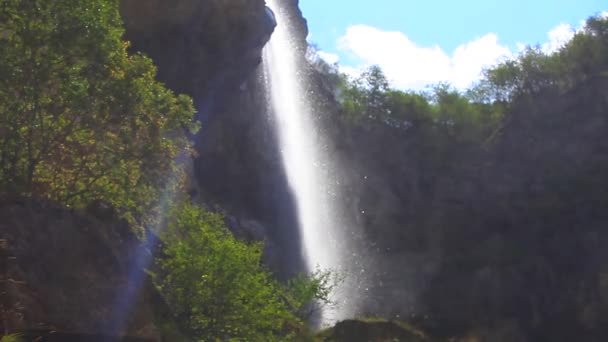 Φυσική ομορφιά στη φύση. πανέμορφο καταρράκτη πέφτει απότομα πάνω από γκρεμό Laza, Guba, Αζερμπαϊτζάν. — Αρχείο Βίντεο