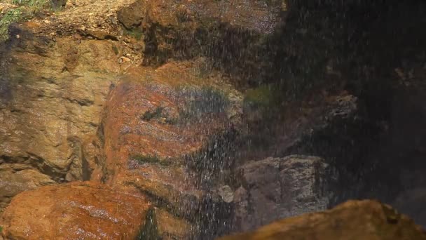 Naturliga skönheten i naturen. vackra vattenfall kaskader över cliff Laža, Guba, Azerbajdzjan. — Stockvideo