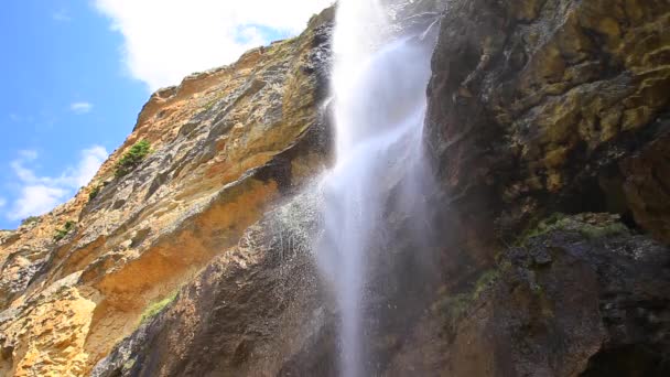 La belleza natural en la naturaleza. cascadas hermosas cascada sobre el acantilado Laza, Guba, Azerbaiyán . — Vídeo de stock