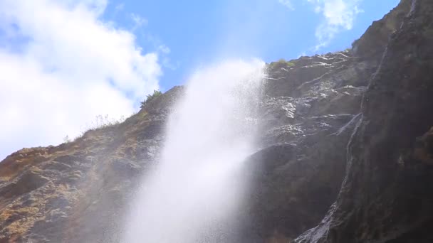 自然の中の自然の美しさ。美しい滝のカスケード崖、実際に Laza Guba、アゼルバイジャンから. — ストック動画