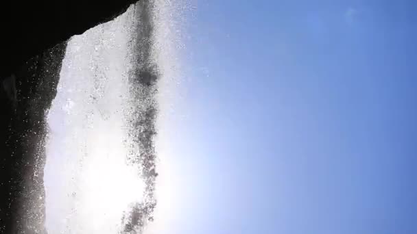 Naturalne piękno natury. piękny wodospad spływa kaskadami nad urwisko Laza, Guba, Azerbejdżan. — Wideo stockowe
