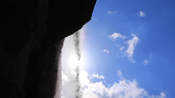 La belleza natural en la naturaleza. cascadas hermosas cascada sobre el acantilado Laza, Guba, Azerbaiyán . — Vídeo de stock