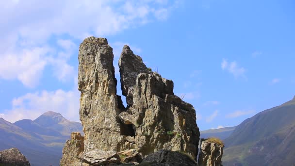 Grote rots in bergen met een prachtig panoramisch uitzicht. — Stockvideo