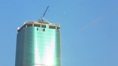 Mavi gökyüzü arka plan yeni yalnız gökdelen iş merkezi. işletme binası arka cam tarafında