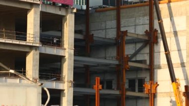 İşçilerin inşaat alanında çalışma. Adam metal çerçeve beton Vakfı için kaynak