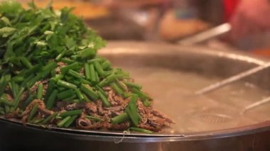 Pekin, Çin piyasasında Wangfujing kebap satan sokak gıda durak.