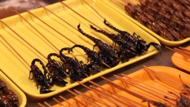 Pekin, Çin piyasasında Wangfujing kebap satan sokak gıda durak.