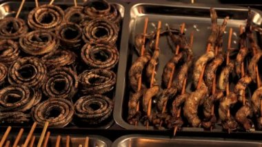 Pekin, Çin piyasasında Wangfujing kebap satan sokak gıda durak.