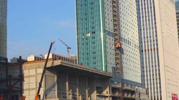 Nieuwe kantoorgebouw in aanbouw op blauwe hemel. Gebouw bouw van grote office centrum. — Stockvideo