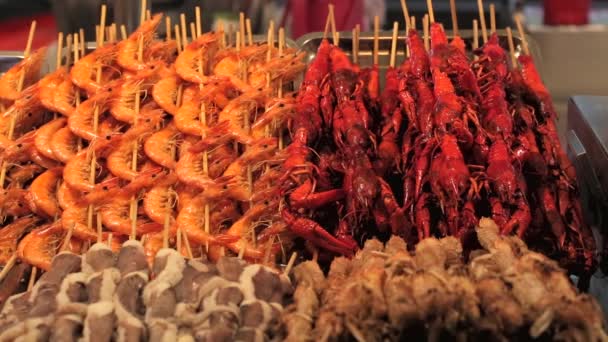 Straat eten kraam verkoop kebab in Wangfujing markt in Peking, China. — Stockvideo