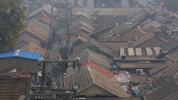 霧の中、北京で住宅の屋根 — ストック動画