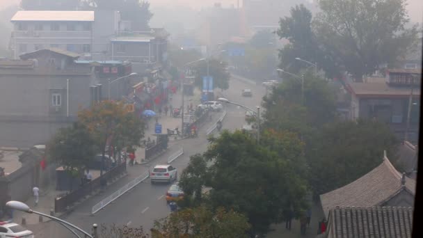 Hausdächer im Nebel beijing, China — Stockvideo