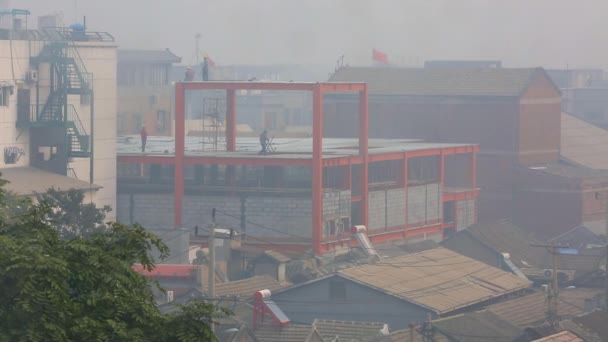 Lavoratori che lavorano in cantiere. Uomo saldatura telaio metallico per calcestruzzo foschia fondazione. Tetti di case a Pechino, Cina — Video Stock