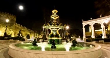 Sprey çeşmeler gece hyperlapse 4k parkında Bakü