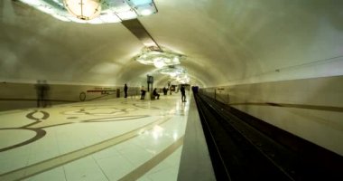 Commuters bir metro treninin getting zaman atlamalı. Tren ve yolcu