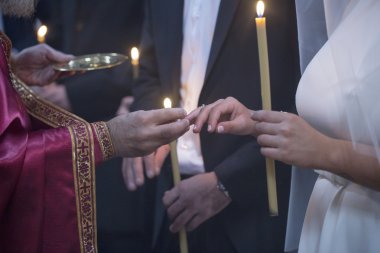 Gelin ve Damat Düğün töreni sırasında kilisede. Rahip evlilik yemini ve dualar yönetir