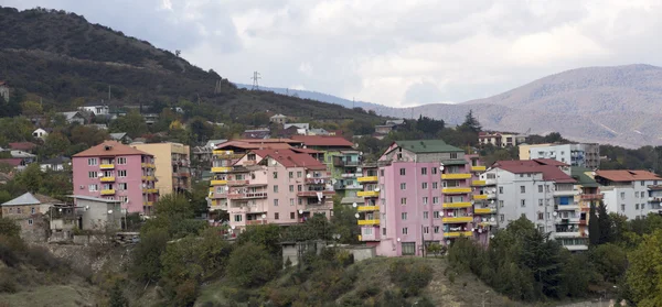 dağlarda bina.