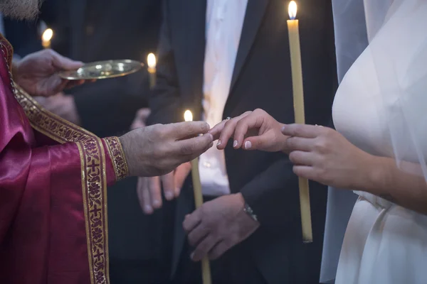 Novia y novio en la iglesia durante una ceremonia de boda. Sacerdote administra votos de boda y oraciones — Foto de Stock