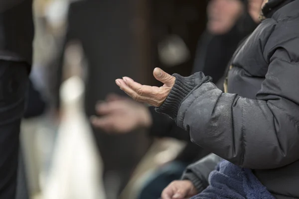 Mendigo mendigando en una calle de la iglesia — Foto de Stock