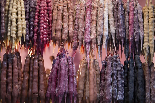 Ulusal Gürcü tabak (churchhela). Bir fındık veya ceviz ve haşlanmış, ile karışık un üzüm suyu hazırlayın. Cevizli sucuk Gürcistan'dan kaynaklanan geleneksel bir sosis şeklinde şeker olduğunu