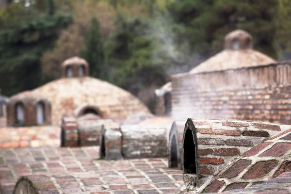 Abanotubani - sirné lázně okres. Tbilisi byla založena na léčivé horké prameny. Exteriér veřejných lázní v Tbilisi, Gruzie. Pěkným příkladem islámského architektonického stylu. — Stock fotografie