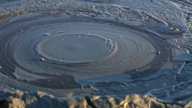 Çamur volkanlar geniş peyzaj - garip jeolojik olay