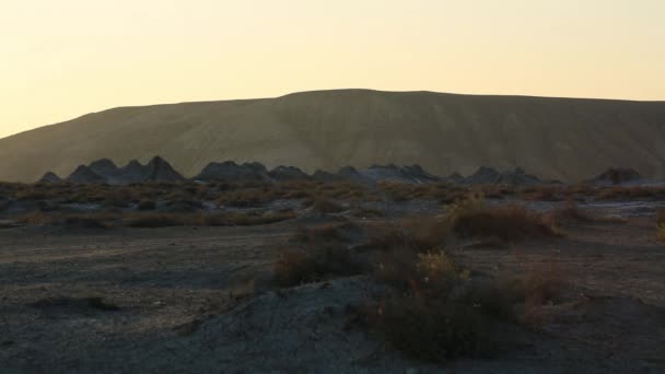 Bahenní sopky široká krajina - zvláštní geologický úkaz. Hostující aktivní bahno, bahnité sopky rezervace v západu slunce v horách, zobrazit orientační bod pro turisty, krajina. — Stock video