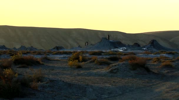 泥の火山の広い風景 - 奇妙な地質現象。泥山の日没で火山予約、観光客、風景のランドマークを表示するアクティブな泥をいただき、. — ストック動画