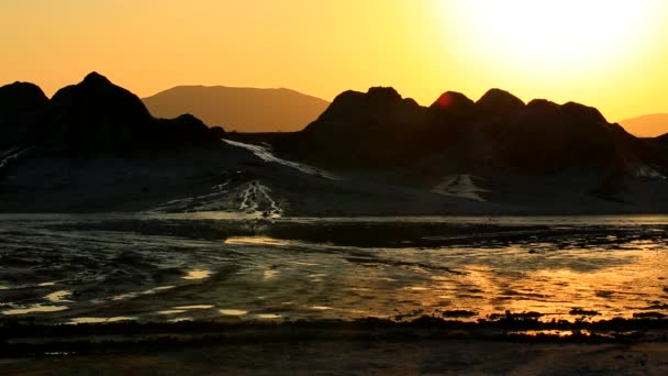 Volcans de boue paysage large phénomène géologique étrange. Visiter boue active, Volcans boueux Réservation au coucher du soleil dans les montagnes, Vue point de repère pour les touristes, Paysage . — Video