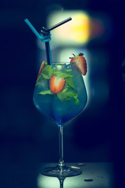 Alkol kokteyl içki Restoran tablo. Taze içki kokteylleri, yeşil nane ve kireç renkli arka plan üzerinde bokeh bulanıklık. Meyve kokteyl.
