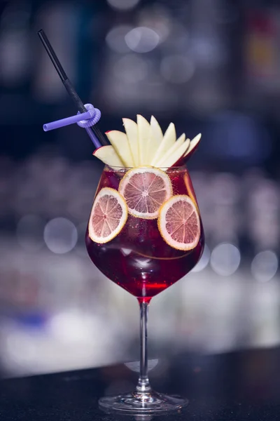 Alkol kokteyl içki Restoran tablo. Taze içki kokteylleri, yeşil nane ve kireç renkli arka plan üzerinde bokeh bulanıklık. Meyve kokteyl.