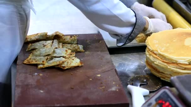 Primo piano mano dello chef panettiere in uniforme bianca che fa la pizza in cucina. Pizza cotta nel tradizionale forno a legna pizza-pane in un ristorante. Chef che fa la pizza in cucina commerciale.Pizza Place — Video Stock