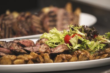 Ahşap masa, lezzetli sığır eti biftek yakın çekim. Izgara dana biftek ile Sebze kesme tahtası üzerinde.