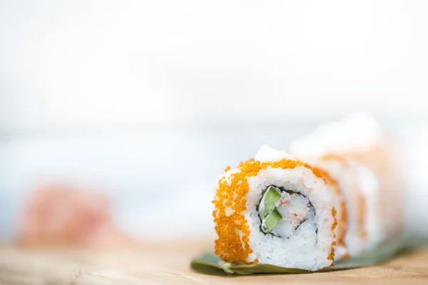 Uramaki. Philadelphia klasik. Somon, Philadelphia peyniri, salatalık, avokado, tobiko. Japon suşi. zencefil ve soya sosu ile suşi rulo.