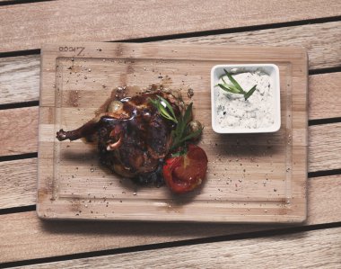Barbekü tavuk bacak çeyrek sıcak kömür ızgara yakın çekim üzerinde kavrulmuş. Huysuz kaz ayağı ile kızarmış kırmızı lahana ve köfte. Tandır tavuk.