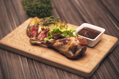 Barbekü tavuk bacak çeyrek sıcak kömür ızgara yakın çekim üzerinde kavrulmuş. Huysuz kaz ayağı ile kızarmış kırmızı lahana ve köfte. Tandır tavuk.