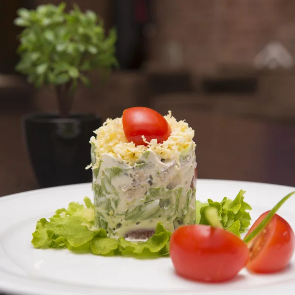 Салат запечений з баклажанів і свіжих помідорів. Вид зверхуСвіжий весняний салат з руколами, сиром фета, червоною цибулею . — стокове фото