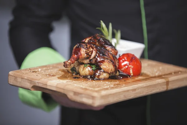 BBQ Quartiere delle gambe di pollo arrosto sul barbecue a carbone caldo Close-up. Gamba d'oca croccante con cavolo rosso brasato e gnocchi. Pollo Tandoori . — Foto Stock