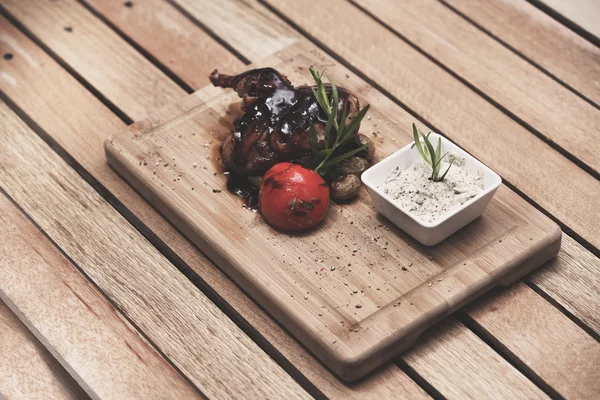 BBQ Roasted Chicken Leg Quarter On The Hot Charcoal Grill Close-up. Crusty goose leg with braised red cabbage and dumplings. Tandoori Chicken. — Stock Photo, Image