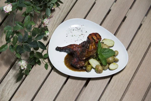 BBQ gebratene Hähnchenkeule Viertel auf dem heißen Holzkohlegrill aus nächster Nähe. Krustige Gänsekeule mit geschmortem Rotkohl und Klößen. Tandoori-Huhn. — Stockfoto