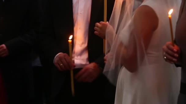 Menyasszony és a vőlegény a templomban, egy esküvő alatt. Pap alkalmazott esküvői fogadalmak és imák, Tbilisi, Grúzia-Oktober 2015 — Stock videók
