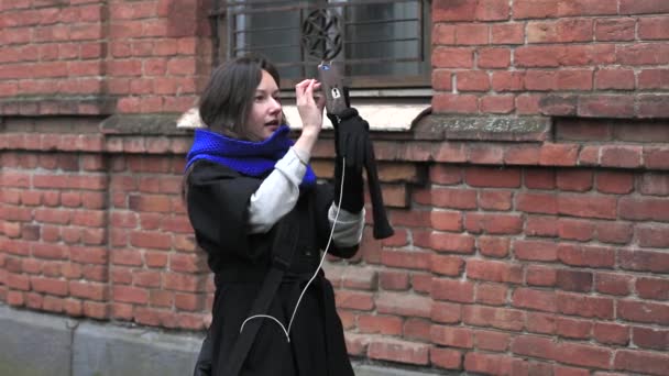 Νεαρή γυναίκα λαμβάνοντας μια φωτογραφία με το τηλέφωνο. Νεαρή γυναίκα τουριστικά λήψη φωτογραφιών για την όμορφη θέα της Ευρωπαϊκή πόλη με κινητό έξυπνο τηλέφωνο φωτογραφικών μηχανών. — Αρχείο Βίντεο