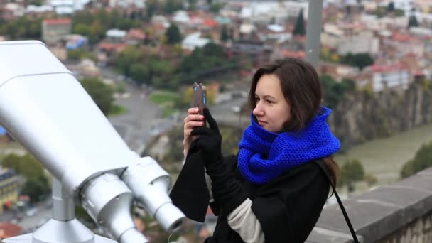 Genç kadın telefonu ile fotoğraf çekme. Genç kadın turist alarak resmi güzel kenti Avrupa ile mobil akıllı telefon fotoğraf makinesi için. — Stok video